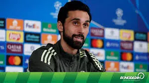 Arbeloa như "ngồi trên đống lửa
